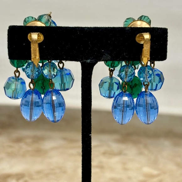 Hattie Carnegie Signed Vintage Blue and Green Dangle Clip on Earrings - Picture 5 of 10
